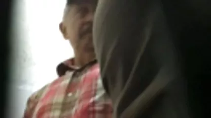 سکسی ورزش ها پخش رایگان فیلمهای سکسی handjob می دهد